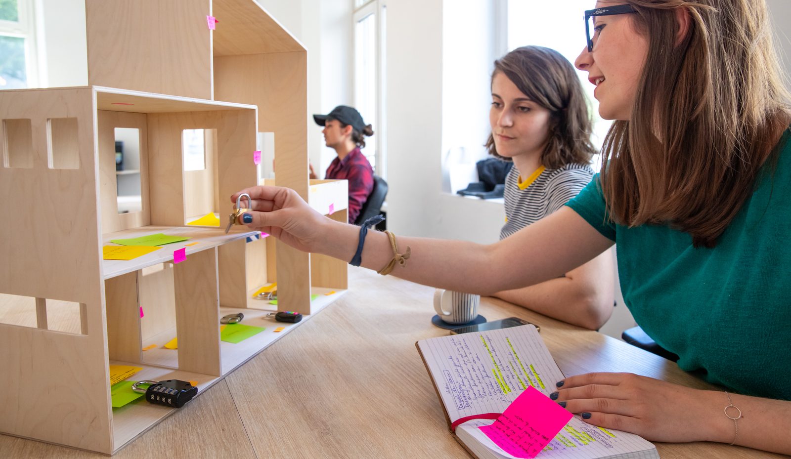 Game designers construisant la maquette d'un décor d'Escape Game de prévention